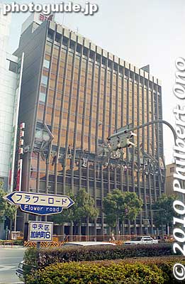 Near Kobe City Hall along Flower Road was this office building which had also collapsed at a middle floor.
Keywords: hyogo kobe sannomiya hanshin earthquake 