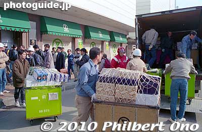 Employees are removing merchandise from Sogo Dept. Store.
Keywords: hyogo kobe sannomiya hanshin earthquake 