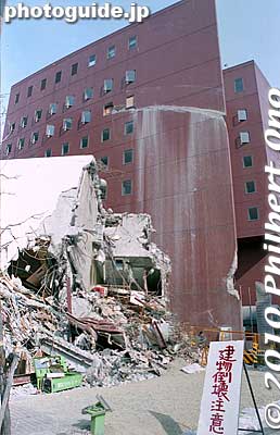 The building next to Washington Hotel scraped against the hotel as it fell.
Keywords: hyogo kobe sannomiya hanshin earthquake 