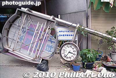 Fallen clock which stopped at the time of the earthquake.
Keywords: hyogo kobe sannomiya hanshin earthquake 