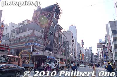 No, my camera lens is not distorting this picture. That building is actually tilting a lot, but they still allowed traffic on the road below.
Keywords: hyogo kobe sannomiya hanshin earthquake 