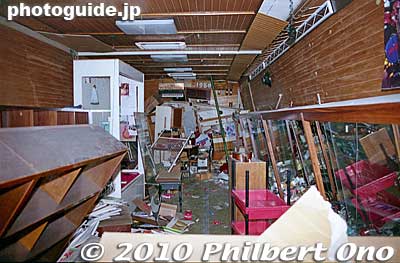 Store in shambles.
Keywords: hyogo kobe sannomiya hanshin earthquake 