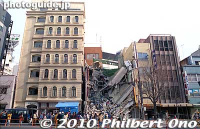 Interesting contrast between buildings which fell and didn't fall.
Keywords: hyogo kobe sannomiya hanshin earthquake 