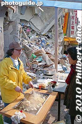 Amid the rubble of a collapsed building, a yakisoba stall sold yakisoba noodles.
Keywords: hyogo kobe sannomiya hanshin earthquake 