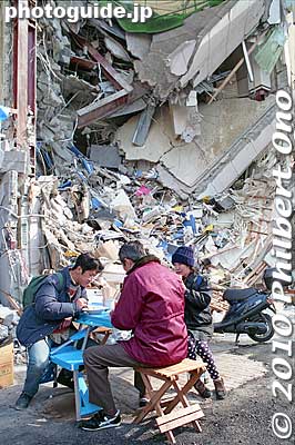 People eating yakisoba amid the rubble.
Keywords: hyogo kobe sannomiya hanshin earthquake 