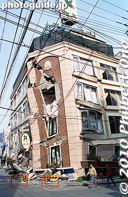 Another common way in which buildings collapsed was the 1st floor giving way like this small hotel.
Keywords: hyogo kobe sannomiya hanshin earthquake 