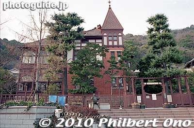 Weathercock House, built in 1909, withstood the quake.
Keywords: hyogo kobe sannomiya hanshin earthquake 