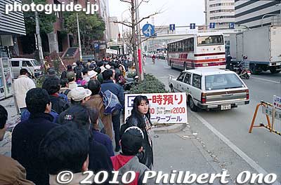 Line for the bus headed for Ashiya Station.
Keywords: hyogo kobe sannomiya hanshin earthquake 