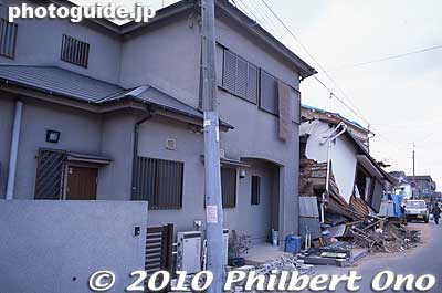 This house stood firm, while its neighbor collapsed.
Keywords: hyogo kobe ashiya hanshin earthquake 