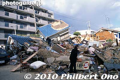 Sifting through the rubble.
Keywords: hyogo kobe ashiya hanshin earthquake 