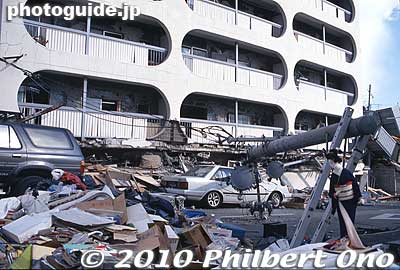 I really felt sorry for the people who had just bought a house or condo with a 35-year mortgage and the house or condo was destroyed by the quake. They are stuck paying off the housing loan and also have to pay monthly rent at a new place.
Keywords: hyogo kobe ashiya hanshin earthquake 