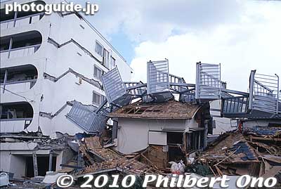 The emergency stairway got torn off this building whose first floor got crushed.
Keywords: hyogo kobe ashiya hanshin earthquake 