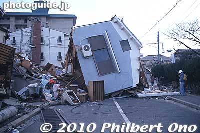 When you look at these toppled homes, you cannot help but think that they do look flimsy with thin walls. The problem is, such cheaply-made homes are very common in Japan.
Keywords: hyogo kobe ashiya hanshin earthquake 