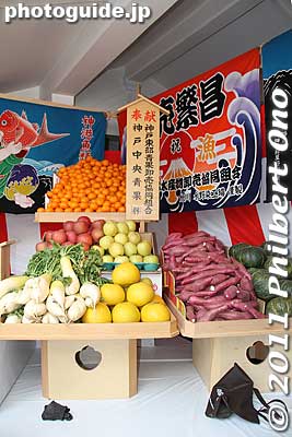 Fruits and vegetable offerings from the local produce cooperative.
Keywords: hyogo nishinomiya jinja shrine shinto toka ebisu ebessan matsuri festival 