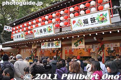 Fuku-zasa tree branches for prosperity and good fortune sold here.
Keywords: hyogo nishinomiya jinja shrine shinto toka ebisu ebessan matsuri festival 