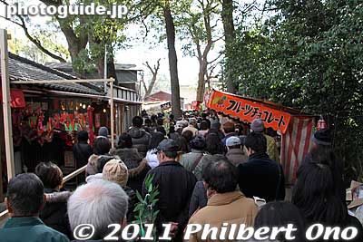 Leaving the shrine was on a narrow, long path.
Keywords: hyogo nishinomiya jinja shrine shinto toka ebisu ebessan matsuri festival 