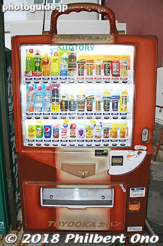 On Caban Street, this drink vending machine designed like a bag. Toyooka, Hyogo.
Keywords: hyogo toyooka caban street bag japansculpture
