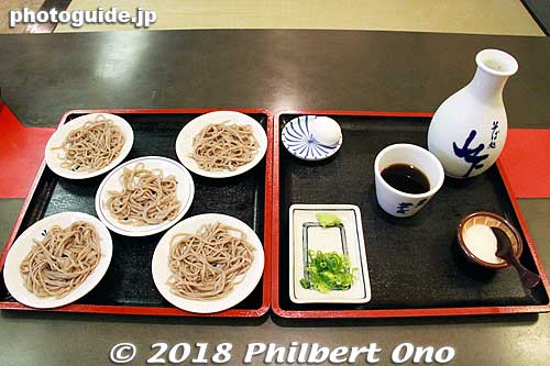 Izushi soba is famous for having cold soba served on five small plates. Dip the noodles in the broth while adding different garnishes like grated yam, onions, and raw egg. 出石そば
Keywords: hyogo toyooka izushi japanfood