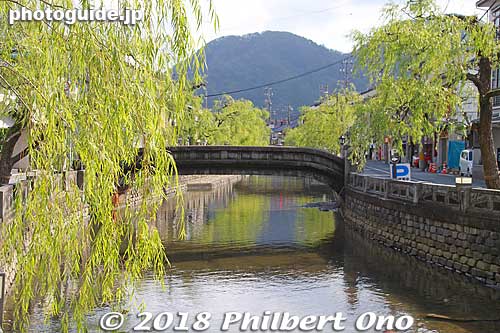 Willow trees along the river at Kinosaki Onsen spa.
Keywords: hyogo toyooka kinosaki onsen hot spring spa