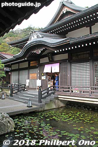 Gosho-no-yu public bath in Kinosaki Onsen, Toyooka, Hyogo. Looks palatial. (御所の湯).
Keywords: hyogo toyooka kinosaki onsen hot spring spa japanbuilding