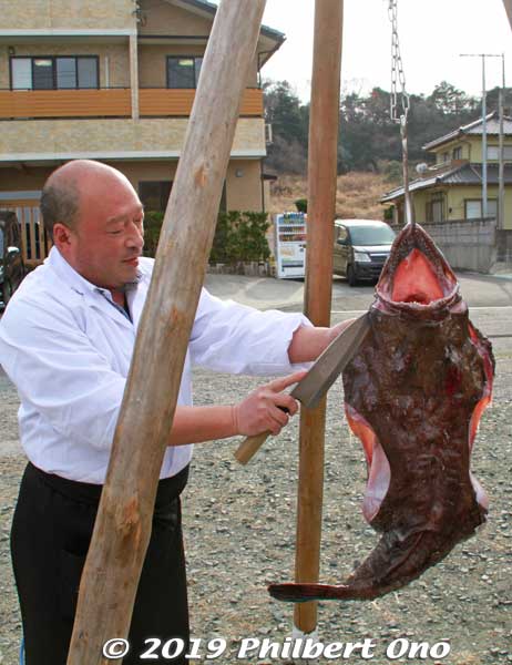 Monkfish being skinned and carved up by an expert chef. Since the monkfish is too slimy and slippery on a cutting board, it is hung like this for carving. It's a lot easier to cut up this way.
He first takes off the skin (loaded with collagen).
Keywords: ibaraki kitaibaraki monkfish japanfood