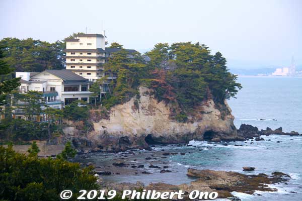 Near Rokkakudo Pavilion on the Izura coast is Itsuura Kanko Hotel (五浦観光ホテル), pictured here on the cliffs. This was our hotel for the night. It had prime views of the coast.
The hotel was high enough on the cliff to escape the five-meter-high tsunami on March 11, 2011. The hotel suffered only minor damage from the earthquake. The ground is very solid here, so quake damage was minimal.

Note that the hotel's name is pronounced "Itsuura" while the coast is "Izura." (Kanji characters are the same.) izura.net
Keywords: ibaraki kitaibaraki izura coast hotel
