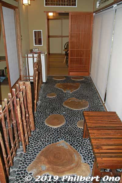 Corridor with pebbled floor leading to the outdoor bath.
Keywords: ibaraki kitaibaraki izura coast hotel japanhouse