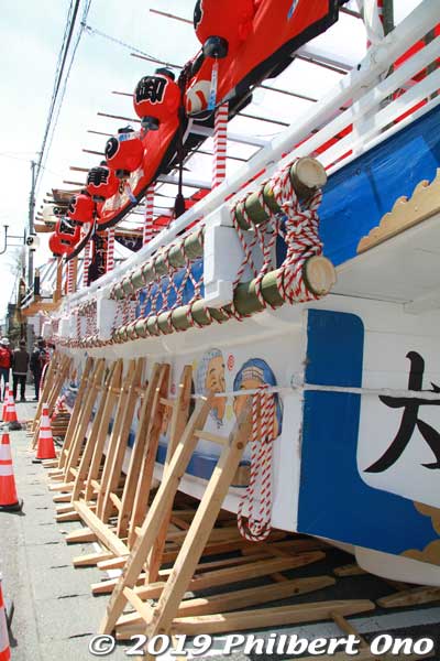 The festival originally used an actual fishing boat. But now this wooden boat was built especially for the festival.
Keywords: ibaraki kitaibaraki ofune matsuri boat festival
