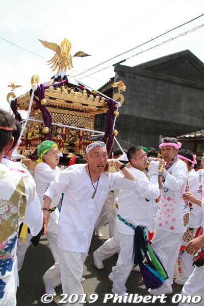 After being paraded around town all morning, the portable shrine arrives near the boat.
Keywords: ibaraki kitaibaraki ofune matsuri boat festival