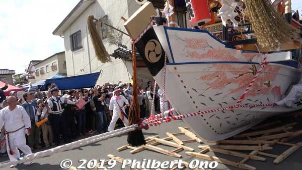 Ofune being dragged over wooden pallets.
Keywords: ibaraki kitaibaraki ofune matsuri boat festival matsuri5