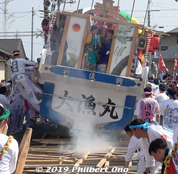 The friction between the boat hull and pallets makes it smoke each time the boat is dragged. The pallets are scorched.
Keywords: ibaraki kitaibaraki ofune matsuri boat festival matsuri5