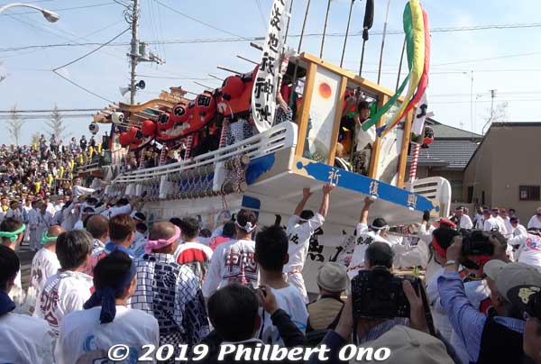 They turn the boat by dragging the stern of the boat. They had a rope tied to the rear part of the boat.
Keywords: ibaraki kitaibaraki ofune matsuri boat festival
