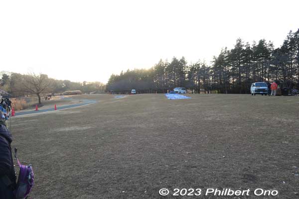 Kubo Park's grassy lawn where four hot-air balloons were placed, rolled out flat on a blue tarp over the grass.　芝生広場
Keywords: Ibaraki Koga Kubo Park hot air balloons