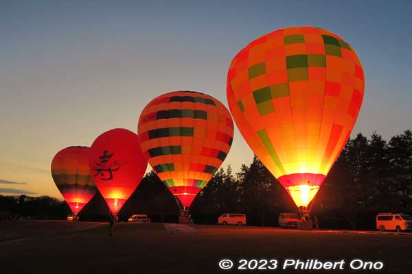 When it got dark enough, all four balloons lit up their balloons simultaneously numerous times during the one-hour event.
Keywords: Ibaraki Koga Kubo Park hot air balloons