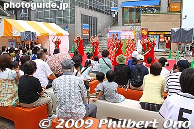 Another venue in Creo Square was this small outdoor stage featuring hula dancing all afternoon long by various groups. クレオ前広場
Keywords: ibaraki tsukuba matsuri festival 
