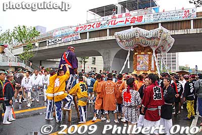 Then came this giant mikoshi portable shrine called the Tsukuba Manto Mikoshi. It doesn't seem to belong to any shrine. つくば万灯神輿
Keywords: ibaraki tsukuba matsuri nebuta festival floats 