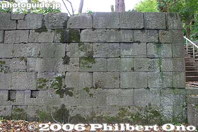 Sukiyashiki stone wall. Some markings are engraved on the stones. 数寄屋敷石垣
Keywords: ishikawa kanazawa castle park stone wall