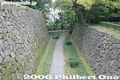 Stone walls seen from Gokuraku-bashi Bridge.
Keywords: ishikawa kanazawa castle park stone wall
