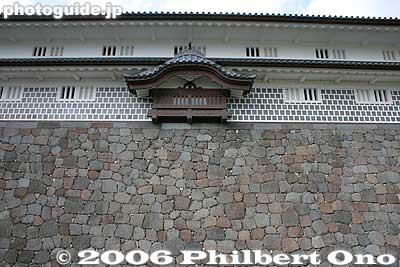 Bay window to drop stones on attackers.
Keywords: ishikawa prefecture kanazawa castle park