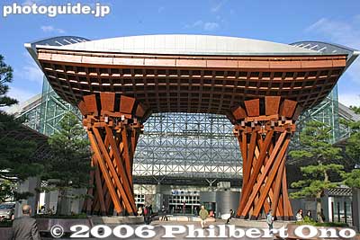 JR Kanazawa Station's Tsuzumi Mon gate. JR金沢駅 鼓門
Keywords: ishikawa kanazawa train station japaneki