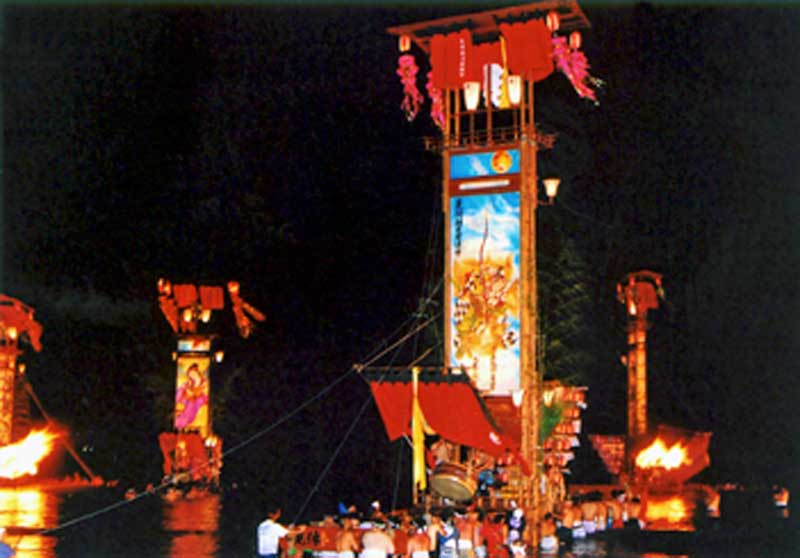 Hôryu Tanabata Kiriko Festival held on Aug. 7 in Suzu. 宝立七夕キリコ祭
https://www.hot-ishikawa.jp/kiriko/en/kiriko/houryu.php
写真提供：©石川県観光連盟
Keywords: ishikawa suzu noto hanto peninsula