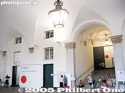 Inside the Palazzo Ducale
As soon as you enter, this is what you see. The lower left is the entrance to the bookstore, and the stairs go up to the textile and ukiyoe exhibition.
Keywords: Italy Genova Genoa Palazzo Ducale Japanese art exhibition
