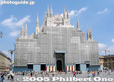 Duomo Cathedral
The front facade of this symbol of Milan is undergoing restoration.
Keywords: Italy Milan