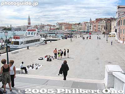 Venice waterfront
You can walk along the waterfront to go to the Venice Biennale site.
Keywords: Italy Venice Venezia