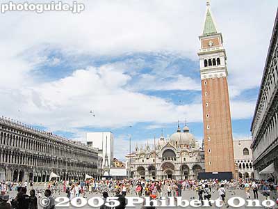 Piazza San Marco or St. Mark's Square　ヴェネツィアの中心であるサンマルコ広場
The heart of Venice and where all the tourists are. The square is lined with shops and restaurants. Public toilets cost money.
Keywords: Italy Venice Venezia