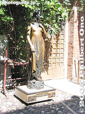 Statue of Juliette
People lined up to pose with the statue with one hand covering her right breast.
Keywords: Italy Verona romeo and juliette