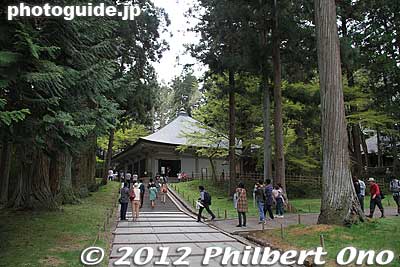 This is the Konjikido Hall building you always see in tourist literature. Doesn't look so impressive as a National Treasure. What you see is only the protective housing for the actual Konjikido Golden Hall sheltered inside.
Keywords: iwate hiraizumi world heritage site buddhist temples chusonji tendai national treasure