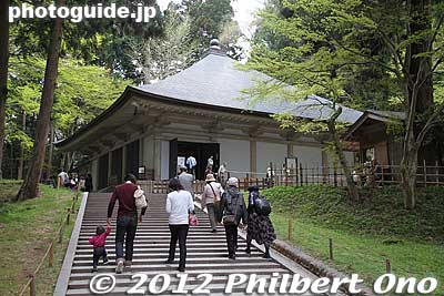 The Konjikido is inside this building sheltering it. They let you into the building one group at a time. There's a short recorded talk about the Konjikido, then you are ushered out of the building to make room for the next group.
Keywords: iwate hiraizumi world heritage site buddhist temples chusonji tendai national treasure