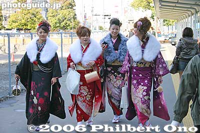 New Year's, Gifu Station
Keywords: kimono women