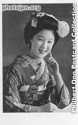 Laughing Maiko. Another card to cheer up the men at the front line.
Keywords: japanese vintage postcards nihon bijin women beauty geisha maiko woman kimono